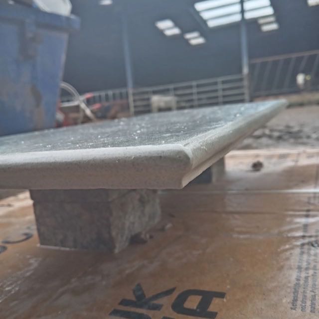 Close-up of a 20mm full-bodied porcelain bullnose edge