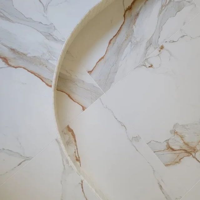 Curved marble-effect porcelain inset detail