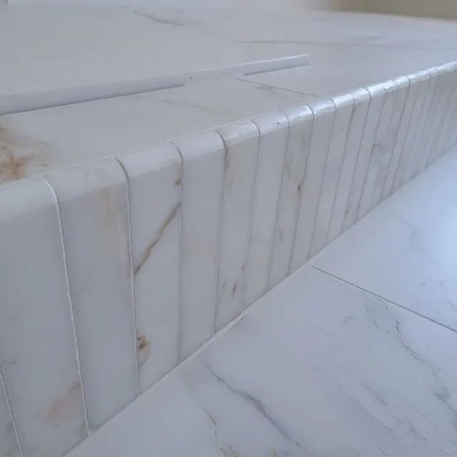 Marble-effect porcelain step with a grooved riser