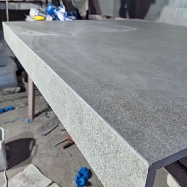 Porcelain step tread with a bullnose edge