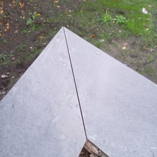 Porcelain coping with a mitred corner joint