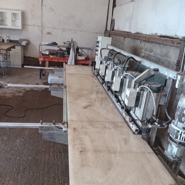 Bullnose machine with a slab on the line