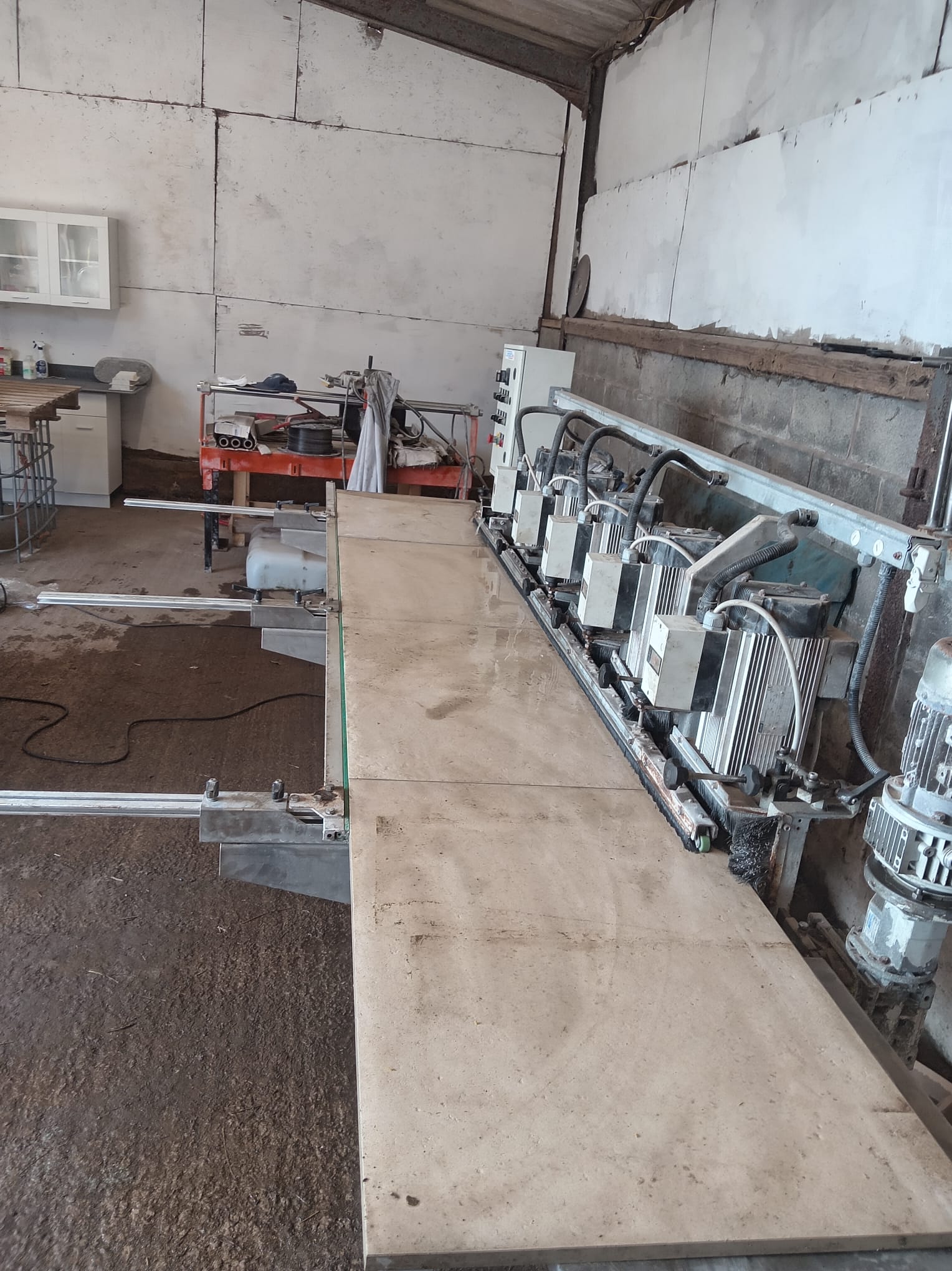 Bullnose machine with a stone slab on the line in the SCL workshop